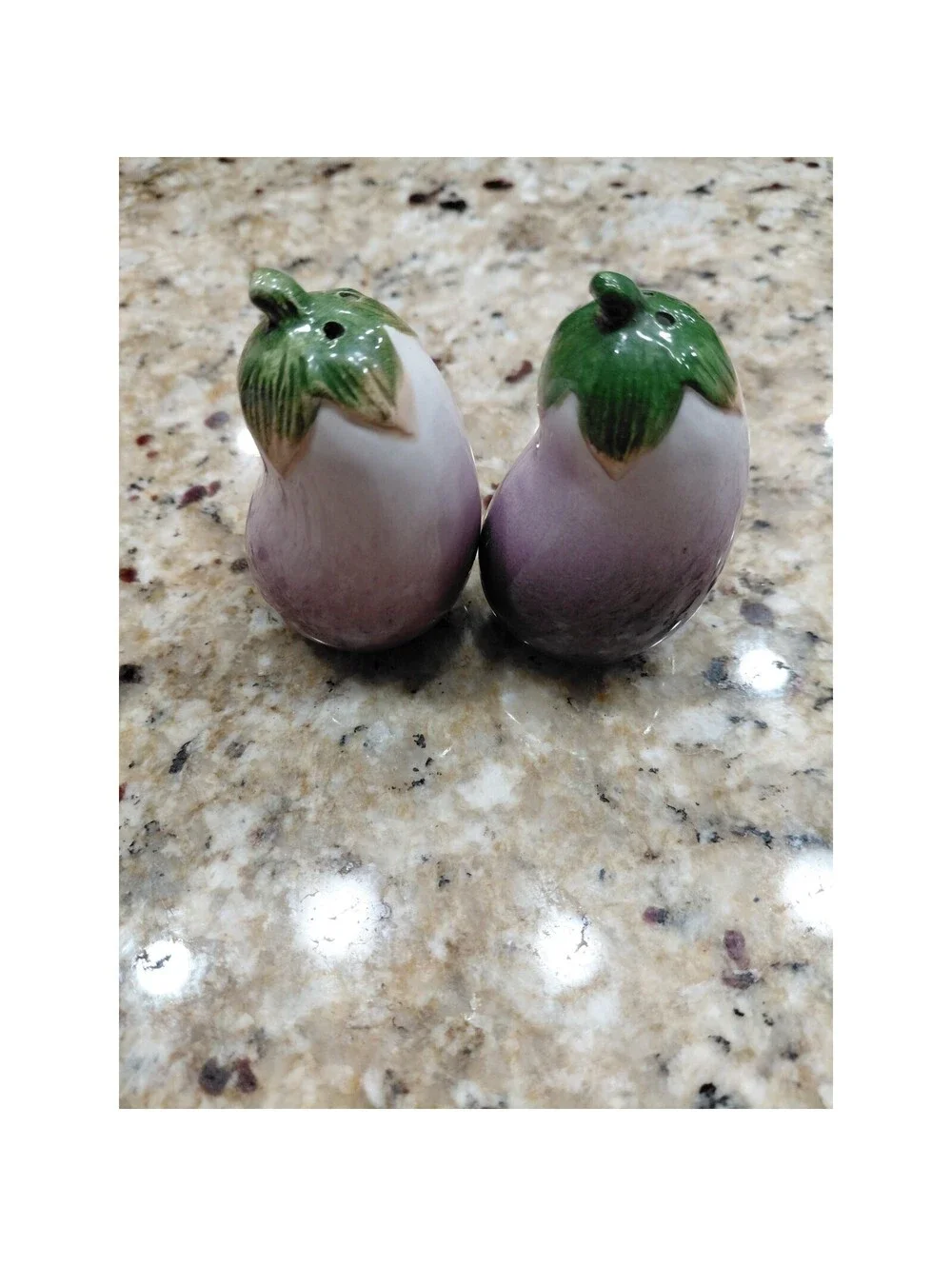 Salt and Pepper shakers, Eggplant design, Papel Corellanel L53922